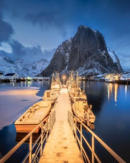 Illuminated landing stage