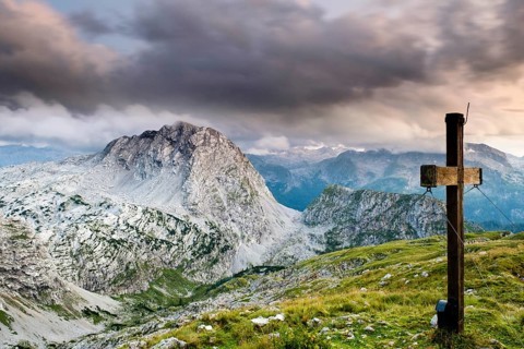 Summit cross of Fagstein with view of Kahlersberg