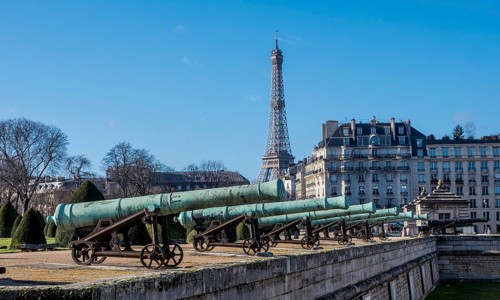 Cannons in front of the Museum of Contemporary History and the Eiffel Tower