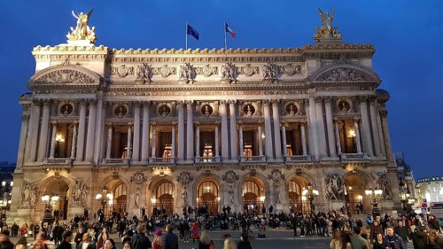 Night shot of the opera house Palais Garnier