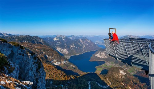 Five Fingers viewpoint with a view of Hallstaettersee