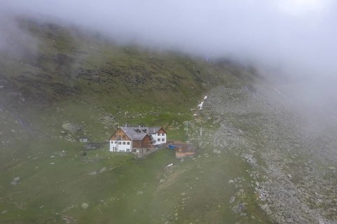 Furtschaglhaus bei Nebel