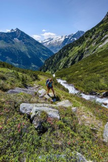 Hiker on the Kesselbach hiking trail