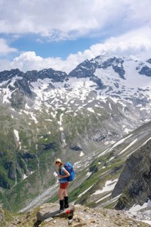 Hiker on the descent from the Moerchnerscharte to the Floitengrund