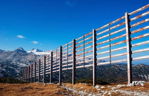 Avalanche barrier with view to the Hoher Dachstein