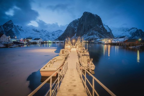 Illuminated landing stage