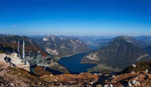 Five Fingers viewpoint with a view of Hallstaettersee