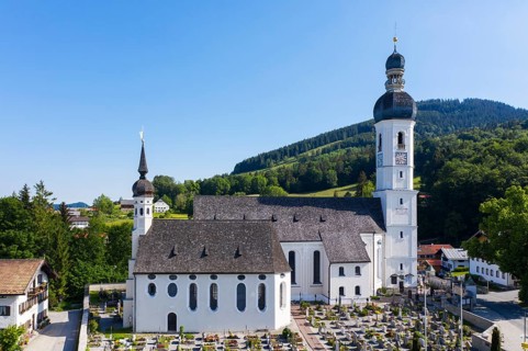 Cemetery chapel Heilig Blut and parish church St
