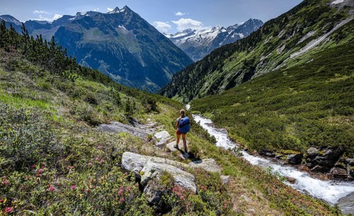 Hiker on the Kesselbach hiking trail