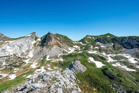 View of the Seekarlspitze and Rosskopf mountains