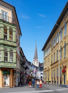 Pedestrian zone with parish church Sankt Nikolaus