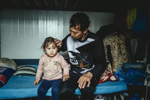 Father with his daughter in the camp of Moria