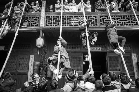 Young people preparing a production in which they rob unmarried woman from a balcony