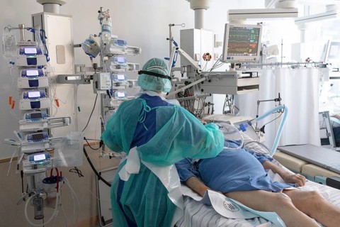 Treatment of a patient in intensive care unit for Covid patients