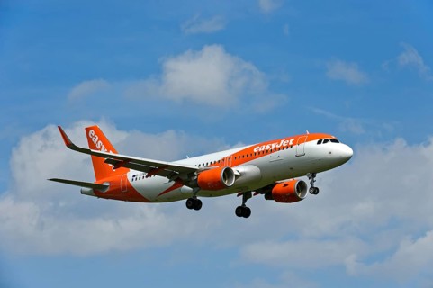 Airbus A320-214 of the airline easyJet on approach to Geneva