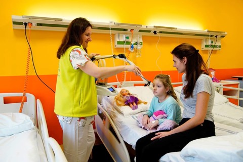 Treatment of a paediatric patient in a paediatric department in a hospital by inhalation in the presence of a mother