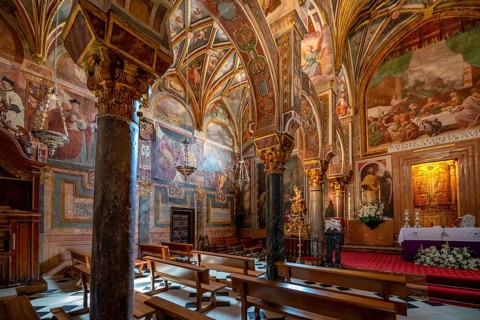 Wall and ceiling paintings with angels in the side chapel