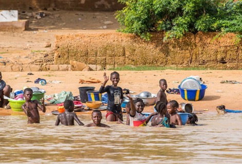 Children washing and playing Niger river