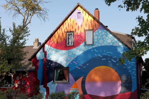 Detached house with colourful facade design by the streetart artists Story Duo