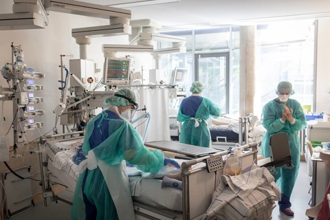 Treatment of a patient in intensive care unit for Covid patients