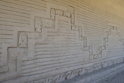 Relief with fishes on the wall of mud brick