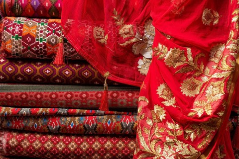 Bales of cloth and sartoids are offered for sale
