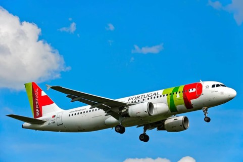 Airbus A320-214 of the airline TAP Air Portugal on approach to Geneva Airport