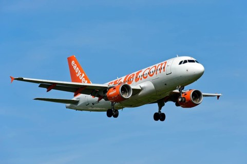 Airbus A319-100 of the airline easyJet on approach to Geneva
