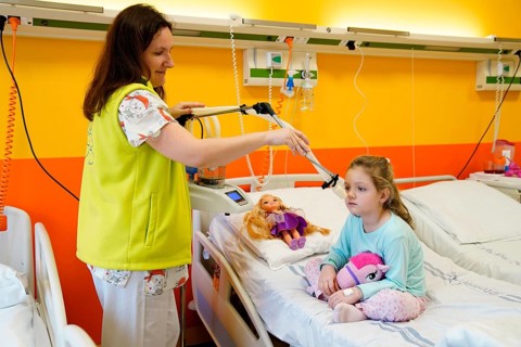 Treatment of a paediatric patient in a paediatric ward in a hospital by inhalation