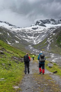 Wanderer im Tal bei schlechtem Wetter