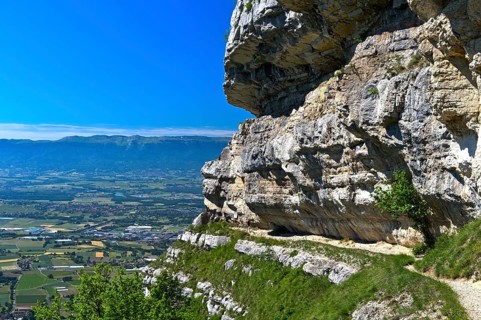 Narrow balcony path La Corraterie with panoramic view of the Geneva basin