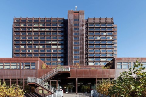 Office building with facade made of corten steel