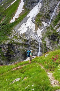 Hiker on the descent from the Moerchnerscharte to the Greizer Hut