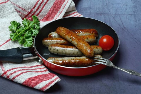 Nuremberger Rostbratwurstchen in pan
