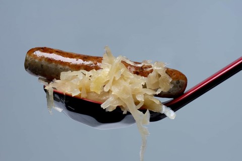 Nuremberg grilled sausages with sauerkraut on kellet