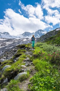 Hiker on the descent from Schoenbichler Horn to the Berliner Huette