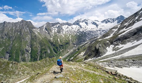 Hiker on the descent from the Moerchnerscharte to Floitengrund