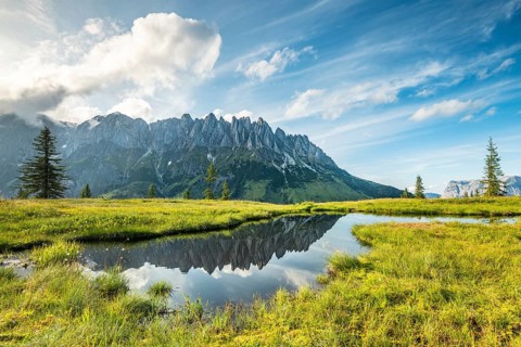 Mandelwand reflected in lake