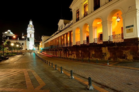 Plaza Grande with government seat Palacio de Carondelet and cathedral