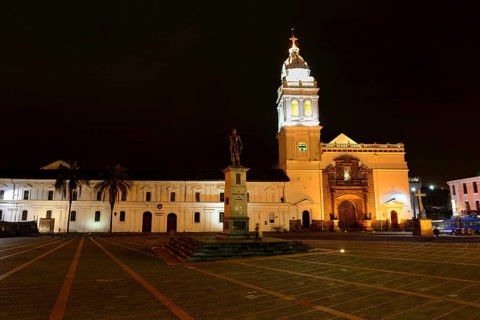 Monument of Mariscal Sucre in front of the church Iglesia de Santo Domingo at night
