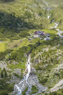 Berlin Hut with Zemmbach brook on the Berliner Hoehenweg