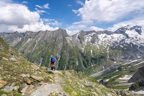 Hiker on the descent from the Moerchnerscharte to Floitengrund