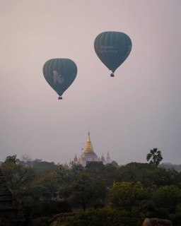 Ananda Temple with two blue balloons