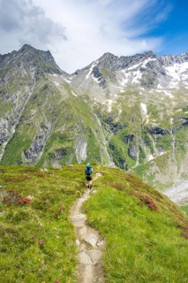 Hiker on the descent from the Moerchnerscharte to the Greizer Hut