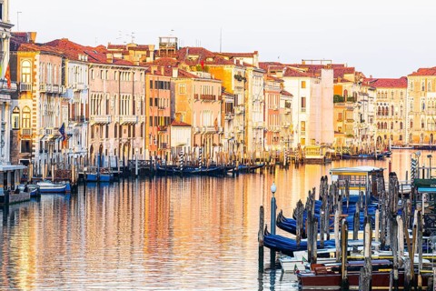 Historical house facades on the Canale Grande in the morning light