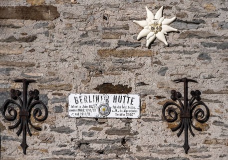 Sign of the Berliner Huette on the Berliner Hoehenweg