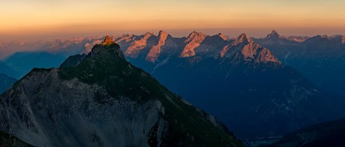 Summit of the Pfeilspitze in the foreground and Hornbachkette in the background at sunrise