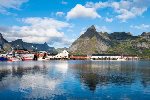 Rorbuer cabins and fishing boats in Hamnoy