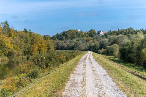 Cycle path on the canal dam of the Isar