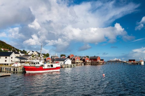 Rorbuer cabins and fishing boat in Reine